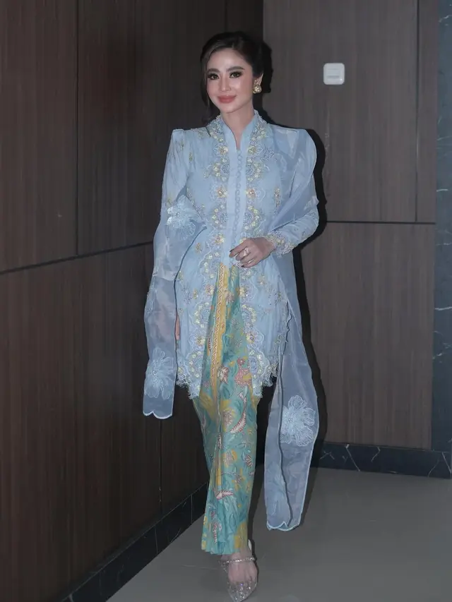 Potret Dewi Perssik dengan Kebaya Brokat Biru Muda