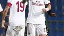 Bek AC Milan, Alessio Romagnoli  melakukan selebrasi usai mencetak gol ke gawang Sassuolo pada lanjutan Liga Serie A Italia di Stadion Mapei di Reggio Emilia (5/11). Milan menang dengan skor 2-0 atas Sassuolo. (Elisabetta Baracchi / ANSA via AP)
