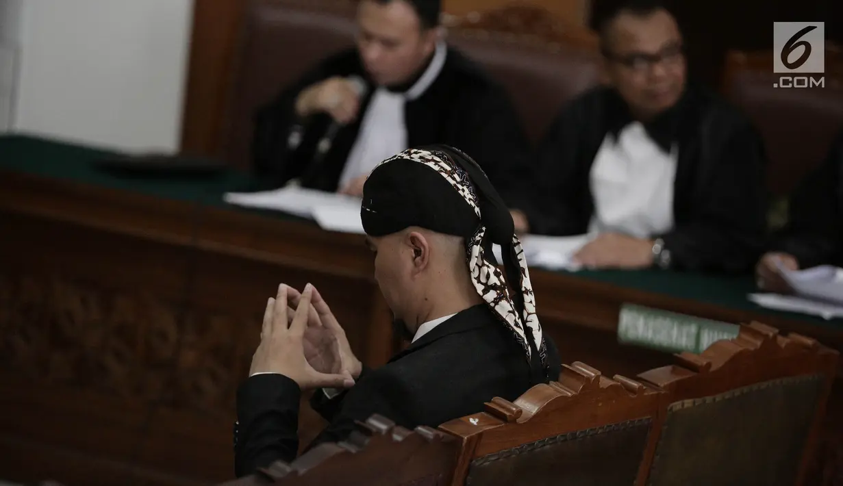 Musikus Ahmad Dhani mengenakan blangkon saat hadir dalam sidang kedua kasus ujaran kebencian  di PN Jakarta Selatan, Senin (23/4). (Liputan6.com/Faizal Fanani)