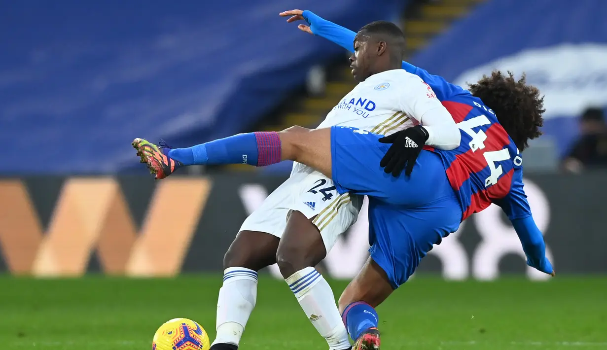 Gelandang Leicester City, Nampalys Mendy (kiri) berebut bola dengan bek striker Crystal Palace, Jairo Riedewald dalam laga lanjutan Liga Inggris 2020/21 pekan ke-16 di Selhurst Park, Senin (28/12/2020). Leicester City bermain imbang 1-1 dengan Crystal Palace. (AFP/Facundo Arrizabalaga/Pool)