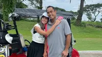 Kala main golf bareng suami, Nia tampil chic memadukan black mini dress dipadu crop vest dan sneakers. Serta dipermanis dengan bucket hat. (Instagram/ramadhaniabakrie).