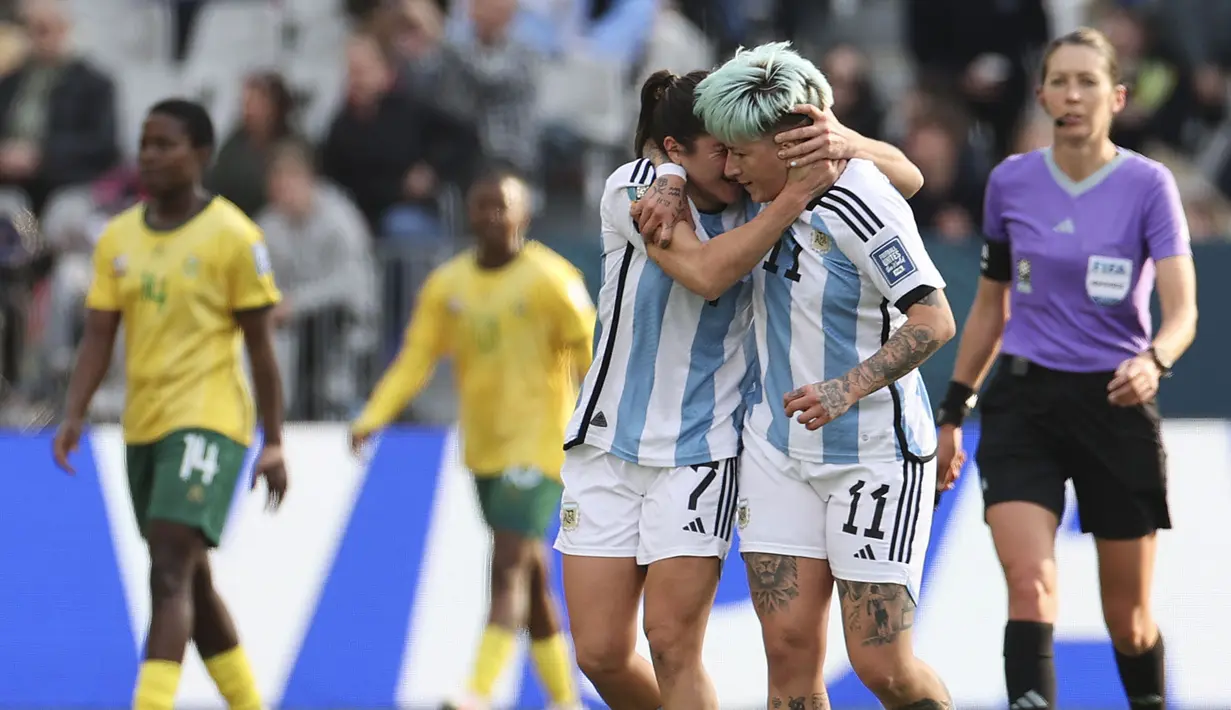 Pemian Timnas Wanita Argentina, Yamila Rodriguez (kanan) merayakan gol kedua timnya yang dicetak oleh Romina Nunez (tengah) saat laga Grup G Piala Dunia Wanita 2023 melawan Afrika Selatan di Dunedin, Selandia Baru, 28 Juli 2023. (AP Photo/Alessandra Tarantino)