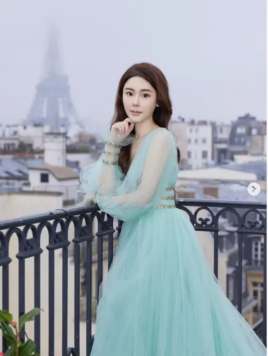 Abby Choi memiliki hampir 100.000 pengikut di akun Instaragmnya. Wanita berusia 28 tahun ini kerap berpose dengan barang-barang mewah di berbagai lokasi di seluruh dunia. [Foto: Instagram/ xxabbyc]