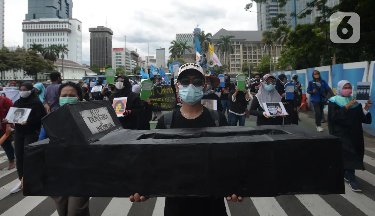 Aktivis berbagai elemen saat berunjuk rasa memperingati Hari HAM Sedunia di Patung Kuda, Jakarta, Kamis (10/12/2020). Pada Hari HAM Sedunia 2020, diharapkan mampu mengatasi kegagalan yang diekspos dan dieksploitasi oleh COVID-19. (merdeka.com/Imam Buhori)