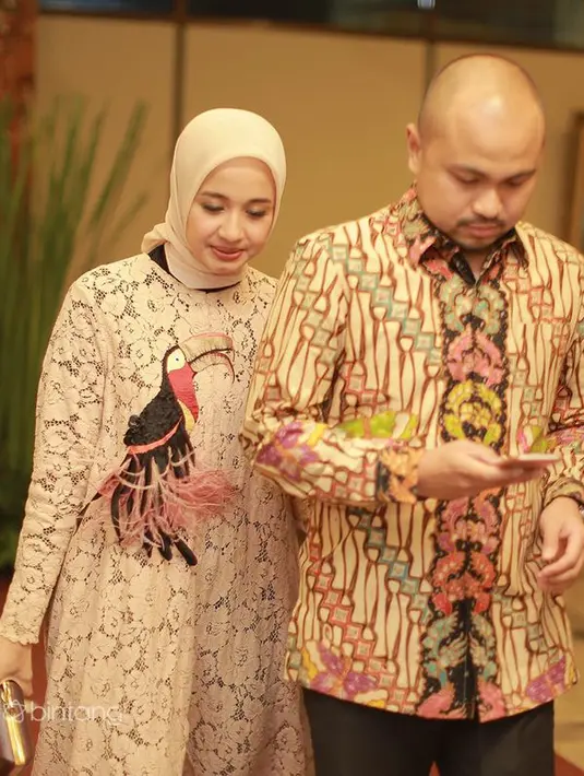 Tak pernah mengungkap kisah asmaranya, hubungannya dengan Afif Kalla ini lebih serius dari sebelumnya. Afif telah melamar Bella. Namun sayang, pernikahan keduanya tidak terwujud. Hingga saat ini kandasnya hubungannya tak terungkap. (dok. Bintang)