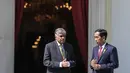 Presiden Joko Widodo berbincang dengan PM Republik Demokratik Sosialis Sri Lanka, H.E. Mr. Ranil Wickremesinghe di halaman belakang di Istana Merdeka, Jakarta, Rabu (3/8). Pertemuan membahas bilateral kedua negara. (Liputan6.com/Faizal Fanani)