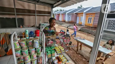 Pemilik rumah merapihkan letak dagangannya di teras rumah bersubsidi di Kabupaten Bogor, Jawa Barat, Senin (19/2/2024). (Liputan6.com/Angga Yuniar)