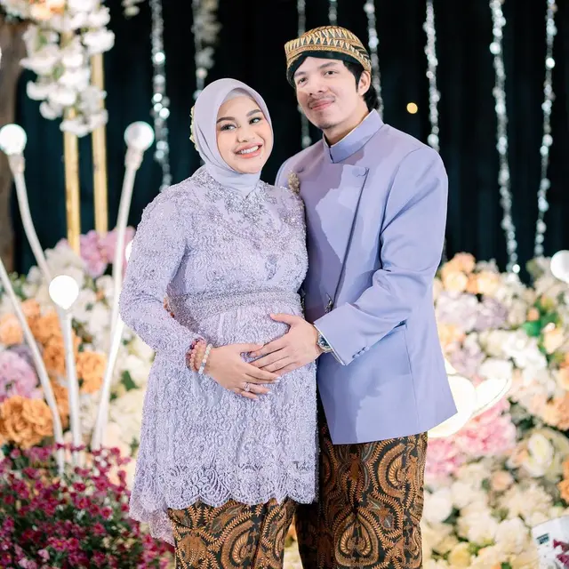 8 Potret Outfit Artis di Acara Mitoni, Aurel Hermansyah, Zaskia Gotik hingga Ria Ricis