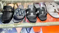 Selain menjual tas tiruan, terdapat pula sepatu hingga dompet mewah tiruan di ITC Mangga Dua. (Dok. Liputan6.com/Dyra Daniera)