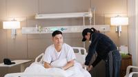 Glenn Alinskie menempuh operasi Reduksi Konka di RS setelah didiagnosis mengidap Hipertrofi Turbinat. Ini membuatnya sulit bernapas lewat hidung. (Foto: tangkap layar dari akun Instagram @glennalinskie)