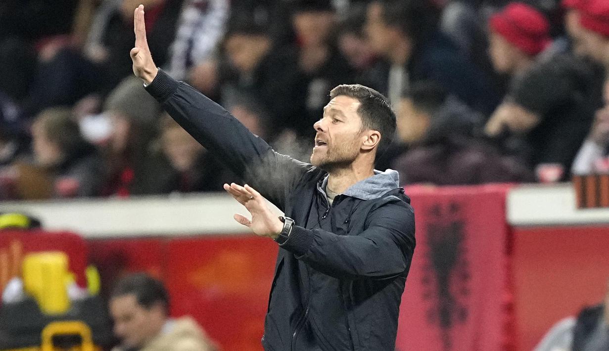 Pelatih Bayer Leverkusen, Xabi Alonso, memberikan arahan kepada anak asuhnya saat melawan Qarabag FK di pada laga Liga Europa di BayArena, Jumat (27/10/2023). Berkat hasil ini, Leverkusen pun semakin kokoh bertengger di puncak klasemen Grup H dengan poin 9. Sementara itu, Qarabag menempati peringkat dua dengan poin 6. (AP Photo/Martin Meissner)