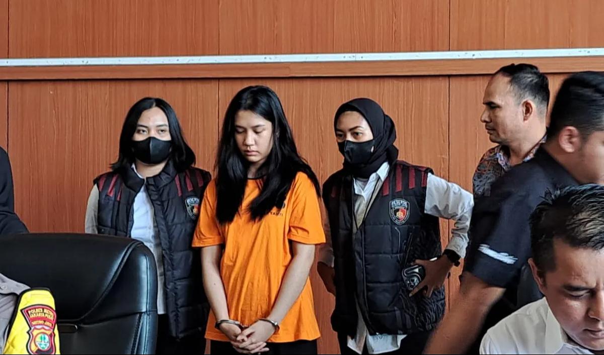 <br>Polres Metro Jakarta Pusat mengungkap hasil kejahatan Ghisca Debora Aritonang (19) dari hasil menipu penjualan tiket konser Coldplay.&nbsp;<br>