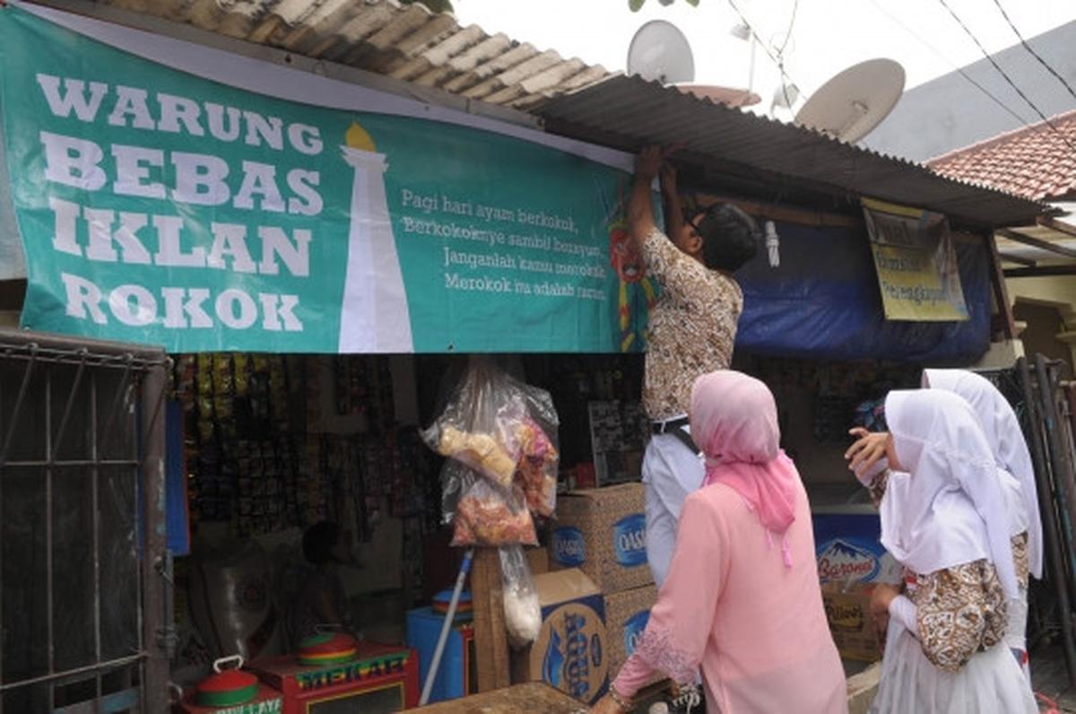 Aksi pelajar turunkan spanduk iklan rokok di warung dekat sekolah