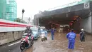 Pengendara mengambil lajur sebelah kanan untuk menghindari banjir di terowongan (underpass) Cawang, Jalan MT Haryono, Jakarta, Selasa (12/12). Hujan deras yang mengguyur sebagian Jakarta mengakibatkan banjir di kawasan ini. (Liputan6.com/Herman Zakharia)