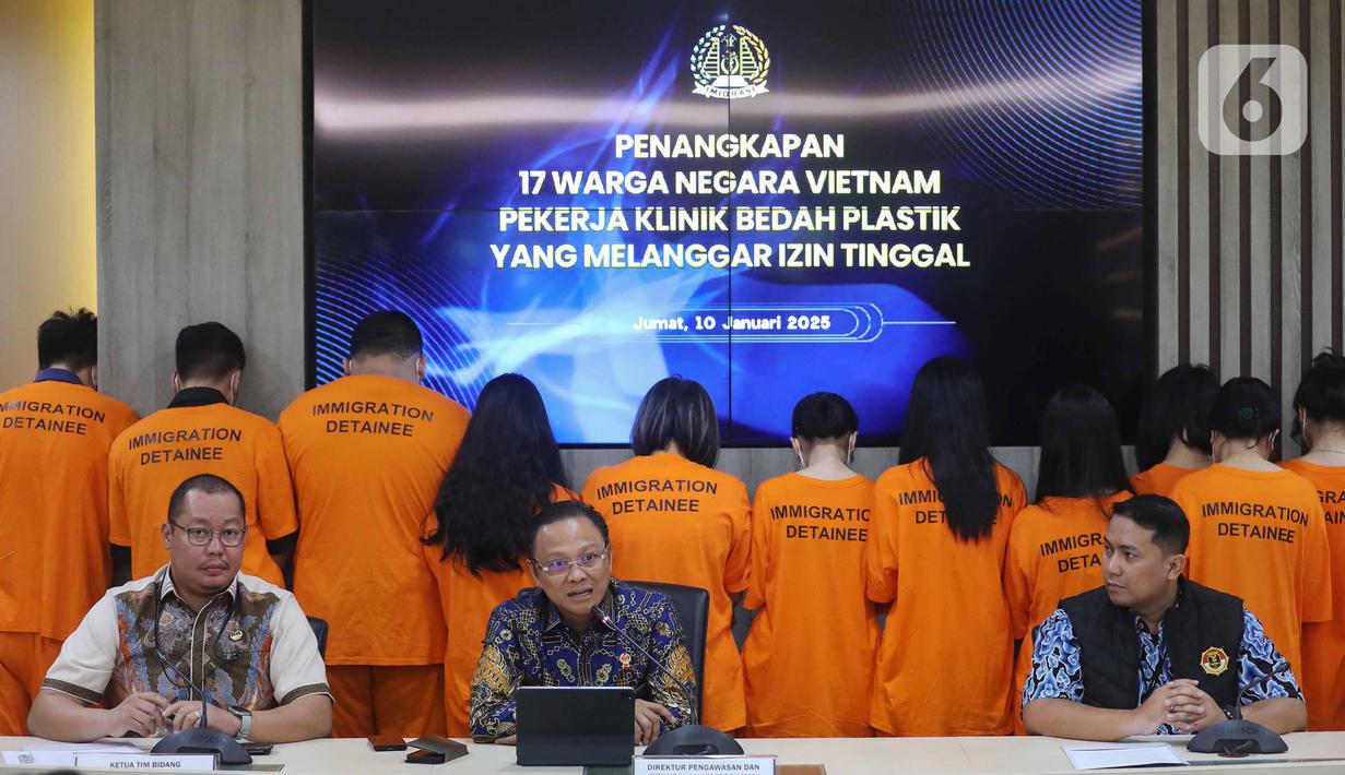 Direktur Pengawasan dan Penindakan Keimigrasian, Brigjen Pol. Yuldi Yusman (tengah) mengatakan penangkapan berawal dari informasi masyarakat mengenai aktivitas WNA yang bekerja di klinik tersebut. Selanjutnya dilakukan pengawasan tertutup dengan menyamar sebagai pelanggan. (Liputan6.com/Angga Yuniar)