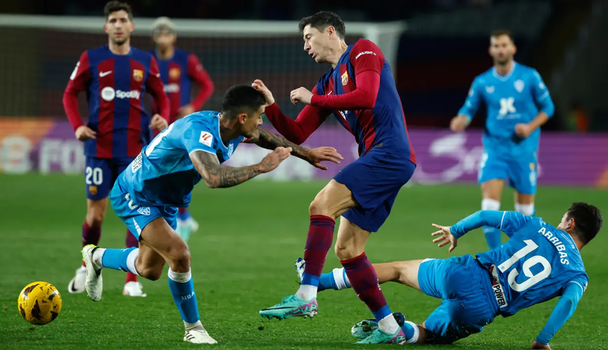 Barcelona akhirnya berhasil mengakhiri paceklik kemenangan usai menang 3-2 atas Almeria pada pekan ke-18 Liga Spanyol. Tiga gol Barcelona dicetak oleh Raphinha dan Sergi Roberto (2 gol). (AP Photo/Joan Monfort)