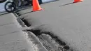 Pengendara melintasi salah satu ruas jalan layang yang retak di kawasan Kemayoran, Jakarta, Kamis (3/1). Akibat retakan ini, para pengendara harus lebih berhati-hati saat melintas. (Liputan6.com/Helmi Fithriansyah)