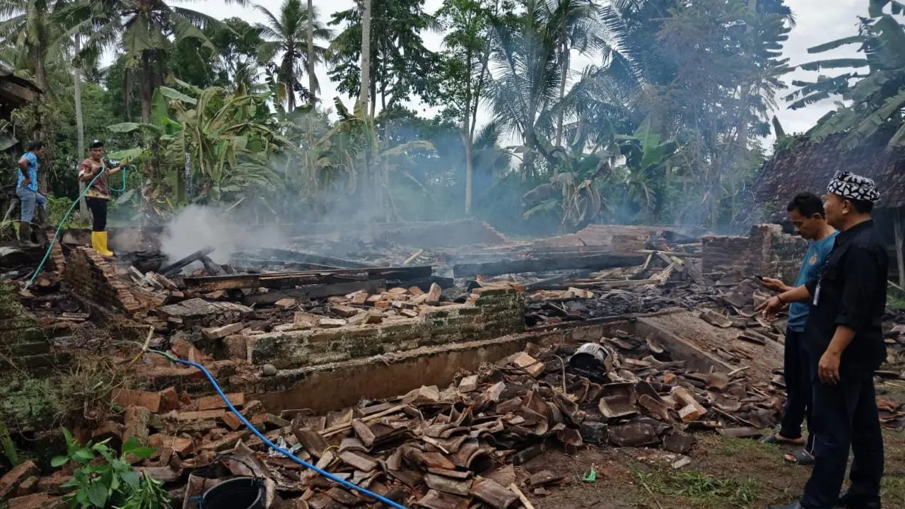 Rumah Sujianto rata dengan tanah akibat dilalap sijago merah. (Istimewa).
