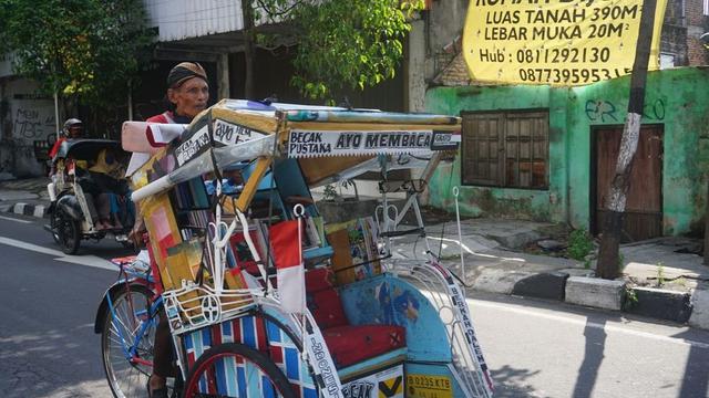 Kisah Kakek Pahlawan Literasi, Sulap Becaknya Jadi Perpustakaan Keliling
