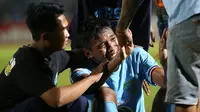 Mochammad Zaenuri, stoper Persela, menangis setelah laga melawan Borneo FC di Stadion Surajaya, Lamongan (29/7/2019). (Bola.com/Aditya Wany)