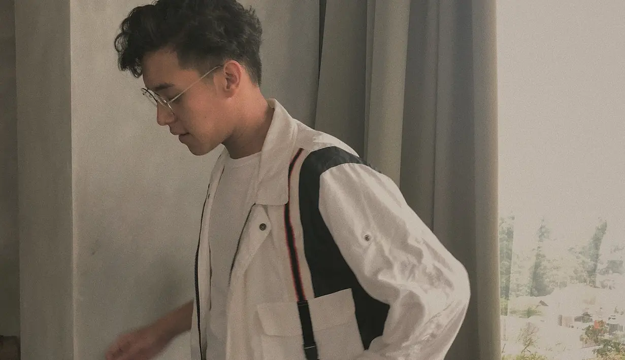 Bisa juga menambah layer dengan jaket motif penyempurna gaya. (Foto: Instagram/ Ardhito Pramono)