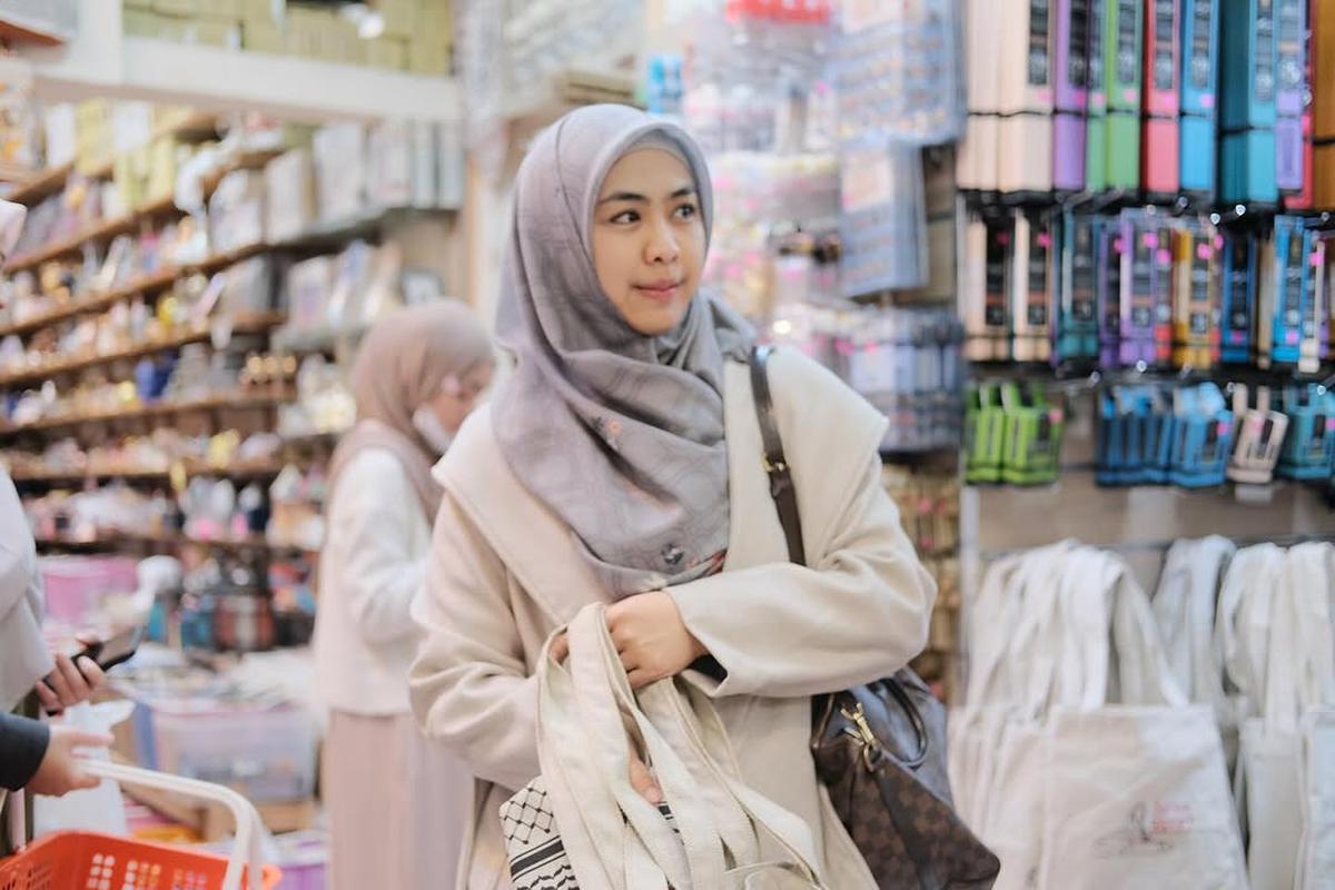 Potret Oki Setiana Dewi Asyik Belanja di Pasar Khan El Khalili