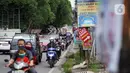 Kondisi lalu lintas di Jalan Raya Sawangan, Depok, Jawa Barat, Sabtu (28/11/2020). Demi mengatasi kemacetan yang semakin parah, Dinas Perhubungan (Dishub) Kota Depok memastikan pada 2023 akan dilaksanakan pelebaran Jalan Raya Sawangan. (Liputan6.com/Immanuel Antonius)