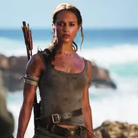 Pada usia 21 tahun, Lara Croft menolak warisan mendiang ayahnya yang punya kerajaan bisnis di seluruh dunia.