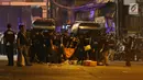 Polisi dan Puslabfor mengevakuasi potongan jenazah ketika  olah TKP ledakan di Terminal Kampung Melayu, Rabu (24/5). Selain memotret dan menyusuri lokasi, petugas juga berjaga di lokasi ledakan. (Liputan6.com/Angga Yuniar)