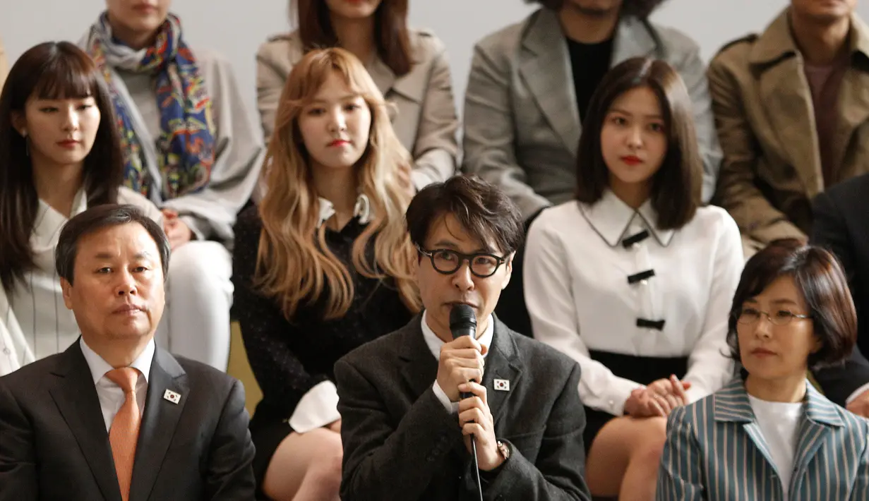 Direktur Musik dan Seni Korsel, Yoon Sang pada acara pelepasan rombongan penyanyi dan musisi K-pop menuju Pyongyang, di Bandara Internasional Gimpo, Seoul, Sabtu (31/3). Mereka akan tampil dalam sebuah konser di Pyongyang, Korea Utara. (AP/Ahn Youg-joon)
