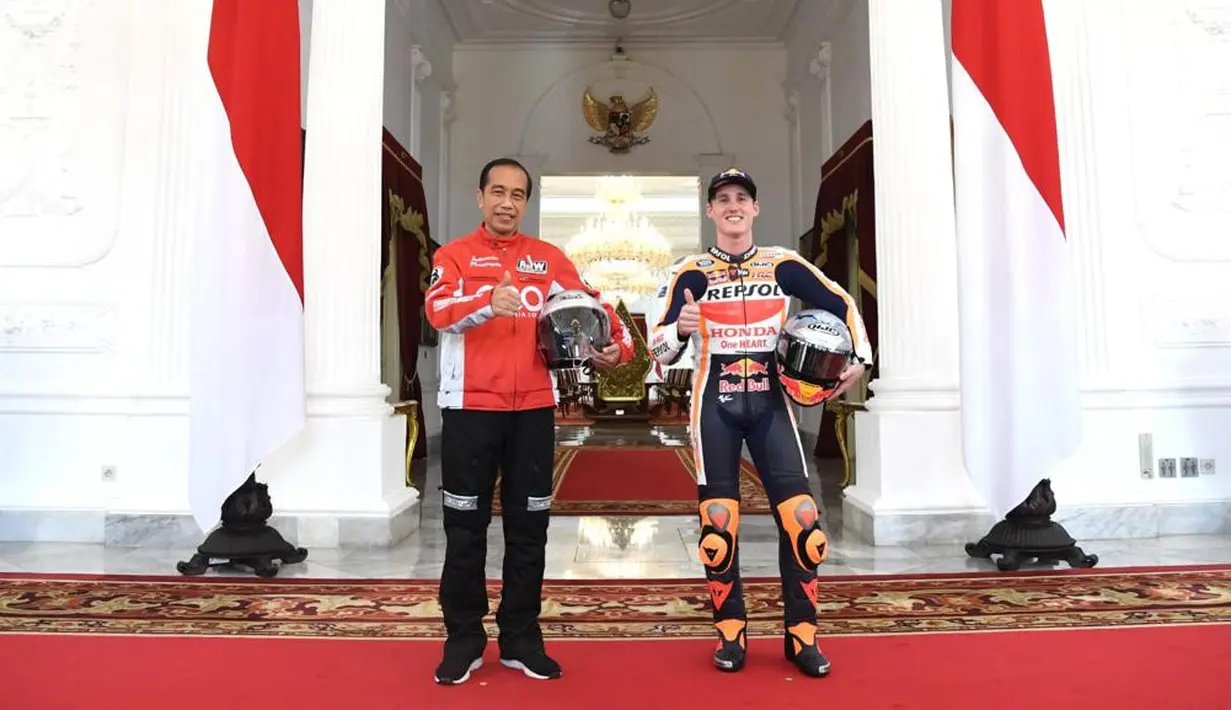 Presiden Joko Widodo berfoto dengan pembalap Repsol Honda, Pol Espargaro di Istana Merdeka, Jakarta, Rabu (16/3/2022). Para pembalap datang dengan memakai setelah baju khusus balap motor yang akan dipakai dalam Grand Prix Indonesia di Mandalika pada 20 Maret 2022 (Lukas - Biro Pers/Setpres)