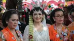 Selvi Ananda (tengah) tampak cantik mengenakan kebaya putih dan riasan khas pengantin adat Jawa saat tiba di tempat akad nikah sekaligus resepsi di Gedung Graha Saba Buana, Solo, Jawa Tengah, Kamis (11/6/2015). (Liputan6.com/Faizal Fanani) 