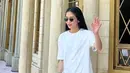 <p>Gaya busana Ririn Dwi Ariyanti terlihat simple denga kaus dan celana. Memadukannya dengan sneaker dan kacamata hitam, Ririn makin tampak muda [Instagram/ririndwiariyanti]</p>
