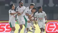 Partai seru tersaji dalam laga pekan ke-9 BRI Liga 1 antara tuan rumah Persita Tangerang menghadapi tamunya PSS Sleman, Jumat (18/8/2023) di Stadion Indomilk Arena, Tangerang. PSS Sleman yang sempat memimpin 2-0 di babak pertama lewat gol Jehad Ayoub dan Ricky Cawor, harus kebobolan dua gol di awal babak kedua via brace Ramiro Fergonzi. Gol kemenangan Tim Elang Jawa akhirnya tercipta pada menit ke-71 melalui aksi Riki Dwi Saputro. Dengan kemenangan 3-2 ini PSS yang mengoleksi 15 poin naik ke peringkat ke-4, sementara Persita yang baru memperoleh 10 poin turun ke peringkat 13. (Bola.com/Abdul Aziz)