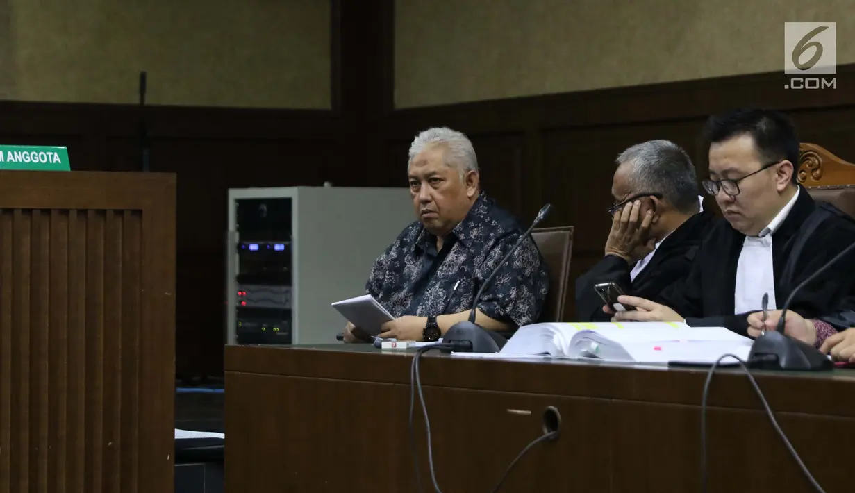 Terdakwa dugaan suap anggota Komisi I DPR 2014-2019 Fayakhun Andriadi terkait penambahan anggaran untuk pengadaan proyek satelit monitoring dan drone Bakamla, Erwin Syaaf Arief (kiri) saat menjalani sidang lanjutan di Pengadilan Tipikor, Jakarta, Senin (5/8/2019). (Liputan6.com/Helmi Fithriansyah)