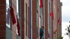 Orang-orang menggantungkan kain merah di rumah mereka untuk meminta bantuan makanan selama lockdown di kotamadya Soacha, dekat Bogota, 4 April 2020. Presiden Kolombia Ivan Duque menetapkan lockdown dari 24 Maret hingga 13 April sebagai langkah mencegah penyebaran virus corona. (Raul ARBOLEDA/AFP)