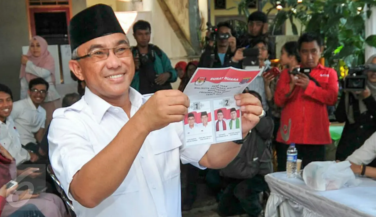 Calon Walikota Depok, Mohammad Idris memegang surat suara di Tempat Pemungutan Suara (TPS) 077 di Perum Pondok Duta, Depok, Rabu (9/12). Mohammad Idris diusung oleh Partai Keadilan Sejahtera (PKS) dan Partai Gerindra. (Liputan6.com/Yoppy Renato)