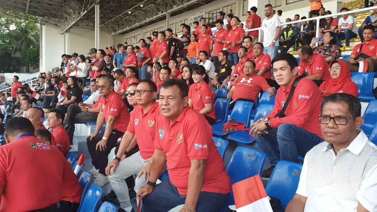 Suporter mendukung perjuangan timnas Indonesia U-22 saat bertemu Thailand di Stadion Rizal Memorial, Mania, Selasa (26/11/2019)