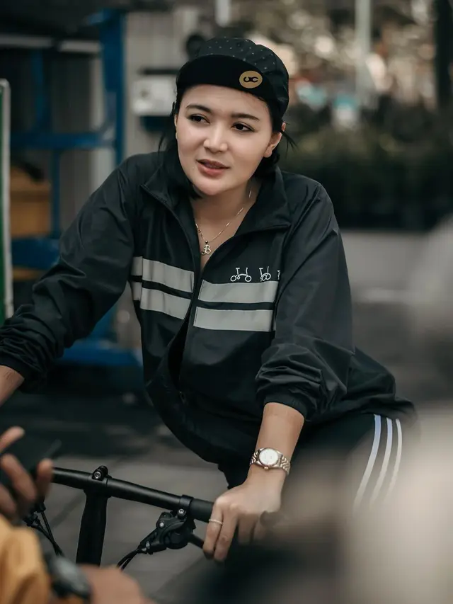 7 Gaya Wika Salim Saat Gowes Ini Curi Perhatian