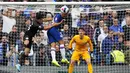 Bek Chelsea, Azpilicueta, menyundul bola saat melawan Brighton & Hove Albion pada laga Premier League di Stadion Stamford Bridge, Sabtu (28/9). Chelsea menang 2-0. (AP/Frank Augstein)