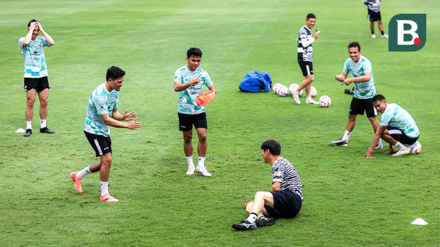 Foto: Ga Ada Akhlak, Ini Momen Shin Tae-yong Dibuat Terkapar oleh Pemainnya saat Gim Rondo