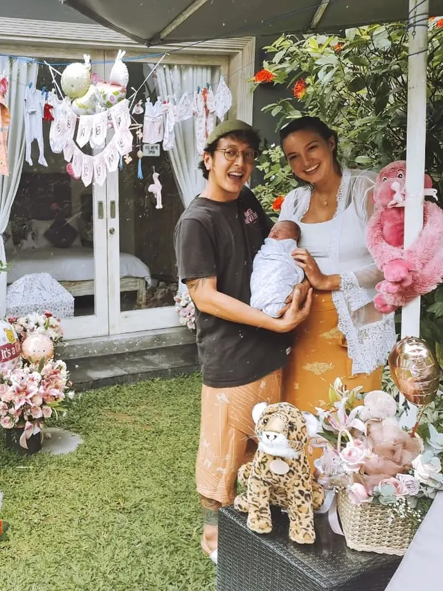 [Fimela] Nadine Chandrawinata dan Dimas Anggara
