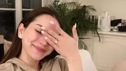 Di depan orang terdekat di rumah orang tua, Alyssa tak hentinya memamerkan cincin berlian. Cincin ini jadi bukti keseriusan Al Ghazali untuk membangun keluarga bareng Alyssa. (Liputan6.com/IG/@alyssadaguise)