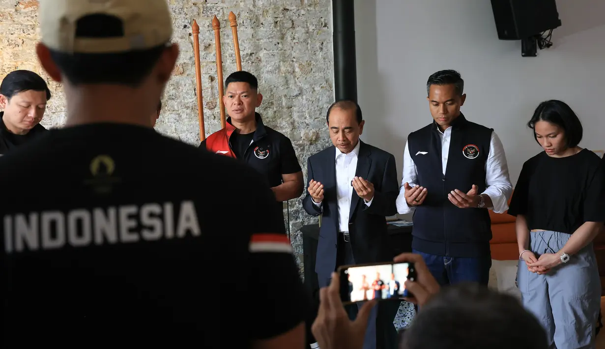 Ketua Umum NOC Indonesia Raja Sapta Oktohari (kiri) memimpin doa didampingi Duta Besar Republik Indonesia untuk Prancis Mohamad Oemar, Chef de Mission (CdM) Olimpiade Indonesia Anindya Bakrie serta atlet Judo sekaligus pembawa bendera Indonesia pada pembukaan Olimpiade Paris 2024 Maryam March Maharani dalam acara doa bersama Tim Indonesia jelang Olimpiade Paris 2024 di Rumah Garuda kawasan Saint Ouen, Paris, Prancis, Selasa (23/7/2024). (Dok. NOC Indonesia)