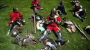 Peserta melepas baju besinya saat istirahat di sela IMCF di Scone Palace, Perthshire, Skotlandia (10/5). Dalam kompitisi ini peserta mengenakan pakaian perang abad pertengahan.(AFP/Andy Buchanan)