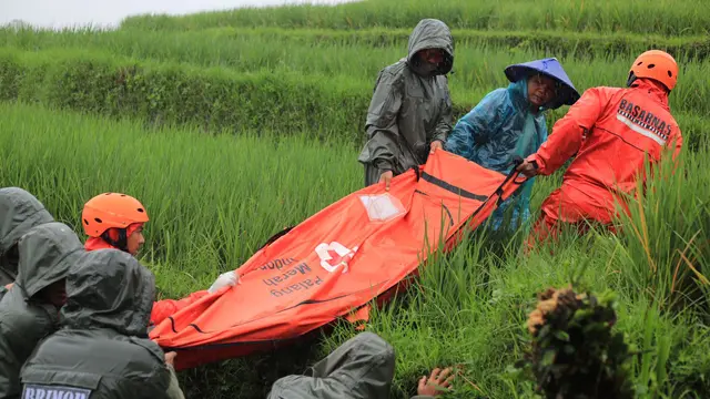 Evakuasi korban banjir bandang di Malalak, Sumatera Barat (Sumbar), Jumat (27/11/2025).