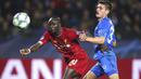 Penyerang Liverpool, Sadio Mane, berebut bola dengan pemain KRC Genk, Joakim Maehle, pada laga Liga Champions 2019 di KRC Genk Arena, Rabu (23/10). Liverpool menang 4-1 atas KRC Genk. (AP/Francisco Seco)