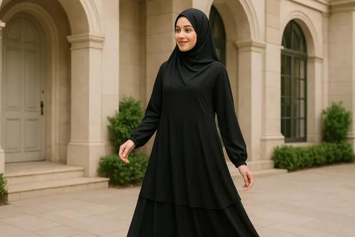 Inspirasi Dress Hitam Berlayer yang Bikin Penampilan Makin Anggun dan Elegan