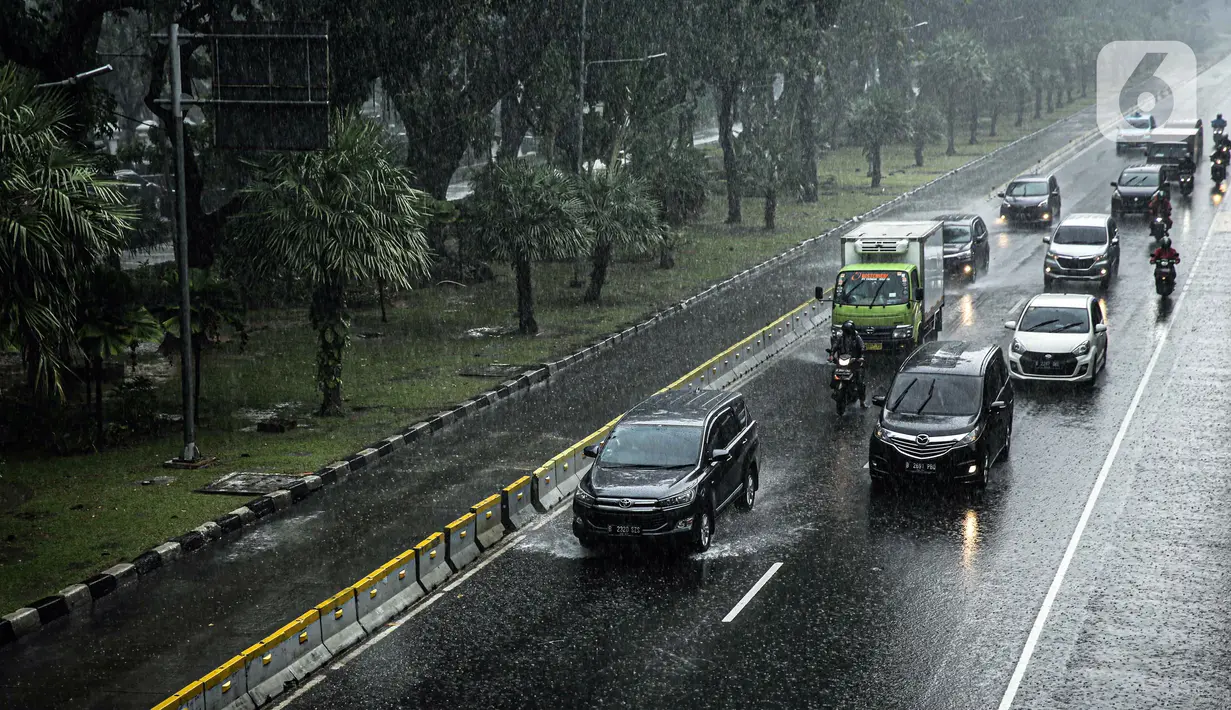 Sejumlah kendaraan melintas saat hujan deras megguyur kawasan Patung Kuda, Jakarta, Kamis (21/10/2021). Puncak musim hujan diperkirakan akan terjadi pada bulan Desember-Januari. (Liputan6.com/Faizal Fanani)