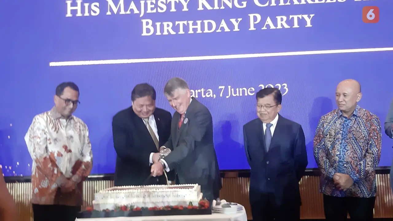 Acara potong kue di ulang tahun Raja Charles III di Jakarta. Kiri-kanan: Menhub Budi Karya, Menko Ekonomi Airlangga Hartarto, Dubes Inggris di RI Owen Jenkins, Mantan Wapres RI Jusuf Kalla, Menkop UKM Teten Masduki.